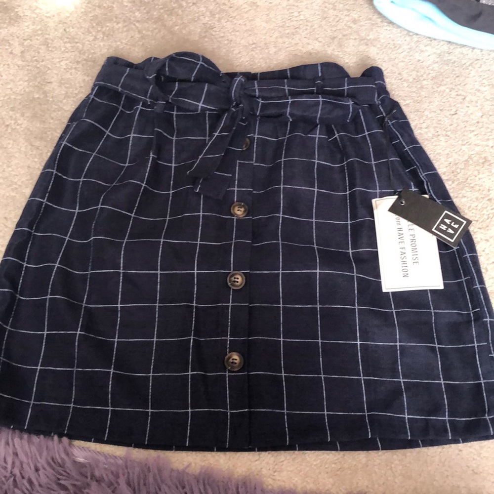 tie skirt w buttons